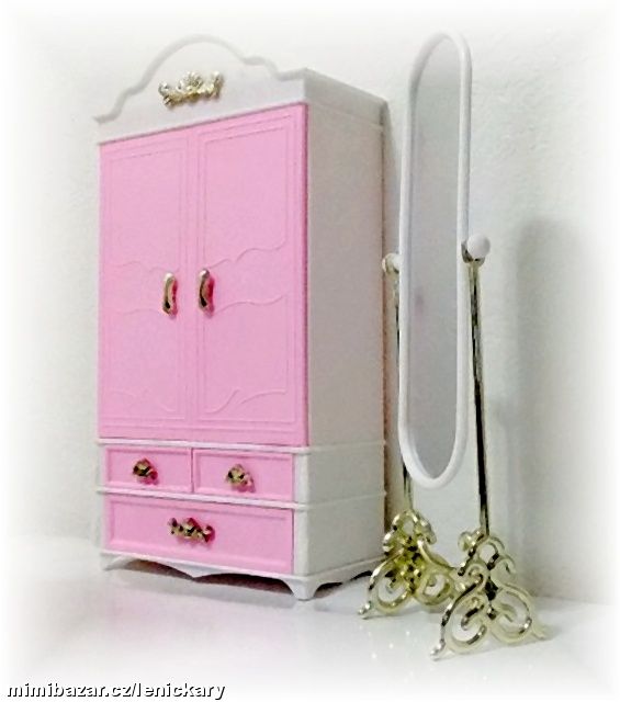 Nábytek a domečky pro panenky